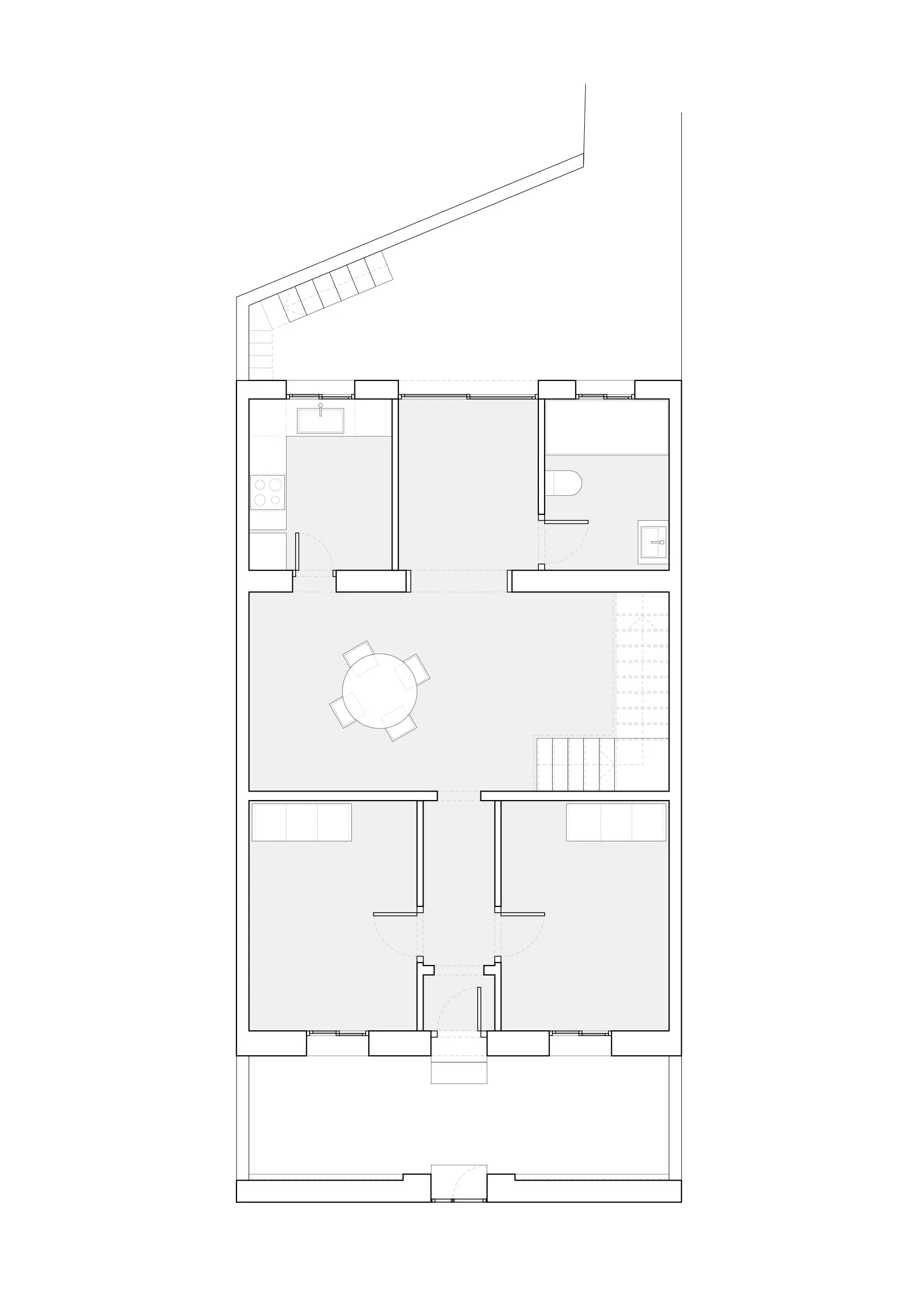 Plano de planta baja sin reformar de vivienda en Badalona, con distribución en planta tradicional con pasillo de entrada, habitaciones, salón-comedor, cocina, baño y acceso al patio posterior. Proyecto de Tova Arquitectura