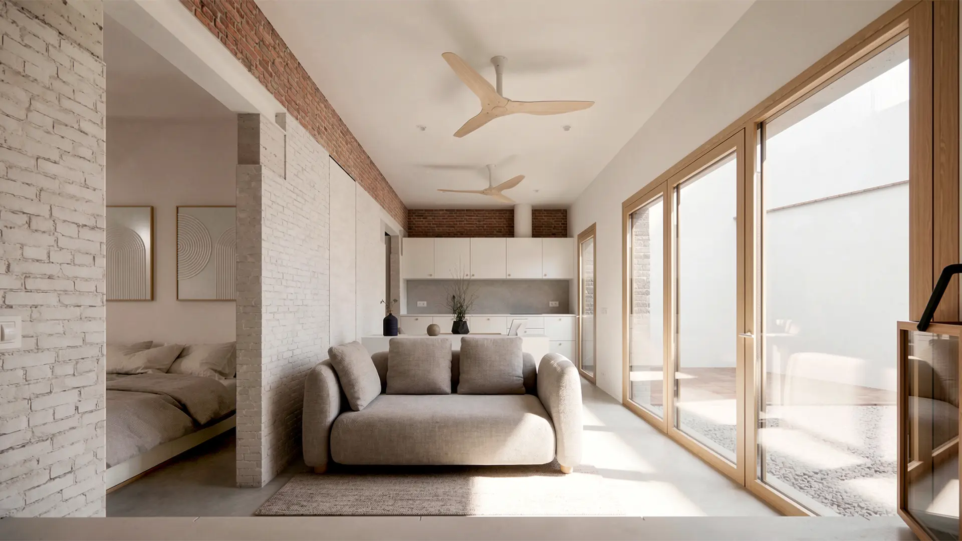 Salón de vivienda reformada en Badalona, con ladrillo antiguo recuperado visto, carpinterías de madera, grandes ventanales al patio y cocina integrada al fondo. Proyecto de Tova Arquitectura