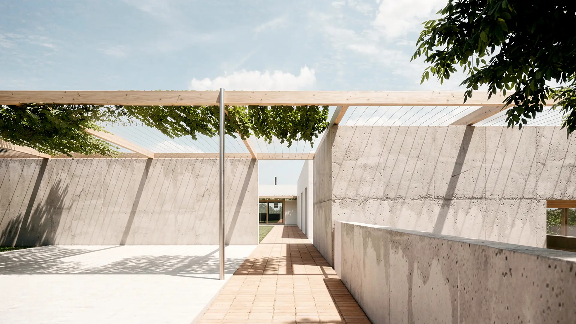 Entrada a parcela de vivienda unifamiliar de obra nueva en Cardedeu, con muros de hormigón visto, pérgola de madera y pavimento de barro que enmarca el acceso hacia el jardín. Proyecto de Tova Arquitectura.