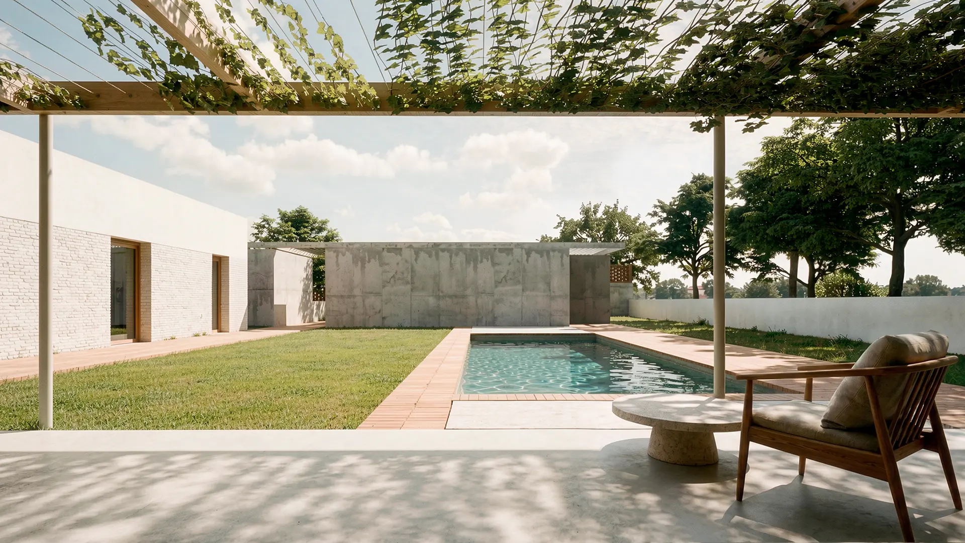 Zona de piscina de vivienda unifamiliar de obra nueva en Cardedeu, con pérgola de madera, muro de hormigón visto y pavimento de barro. Proyecto de Tova Arquitectura.