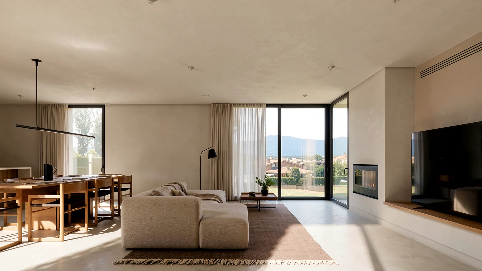 Salón de vivienda unifamiliar de obra nueva en Cardedeu, con techo y paredes de mortero de cal, chimenea empotrada, suelo de microcemento y grandes ventanales con vistas al Montseny. Propuesta de diseño de Tova Arquitectura