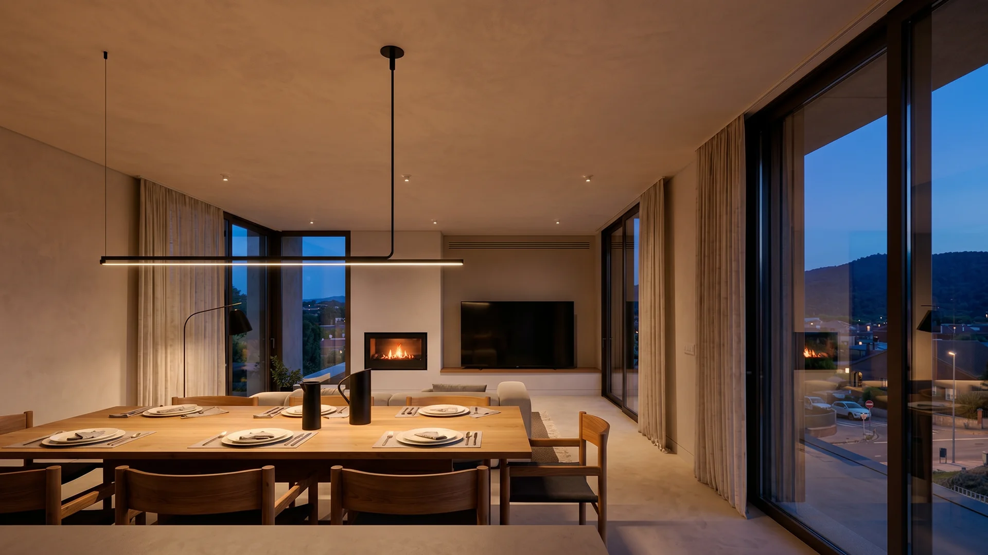 Comedor con salón de noche en vivienda unifamiliar de obra nueva en Cardedeu, con mesa de madera maciza, chimenea empotrada, techo de mortero de cal y grandes ventanales con vistas al Montseny. Propuesta de diseño de Tova Arquitectura